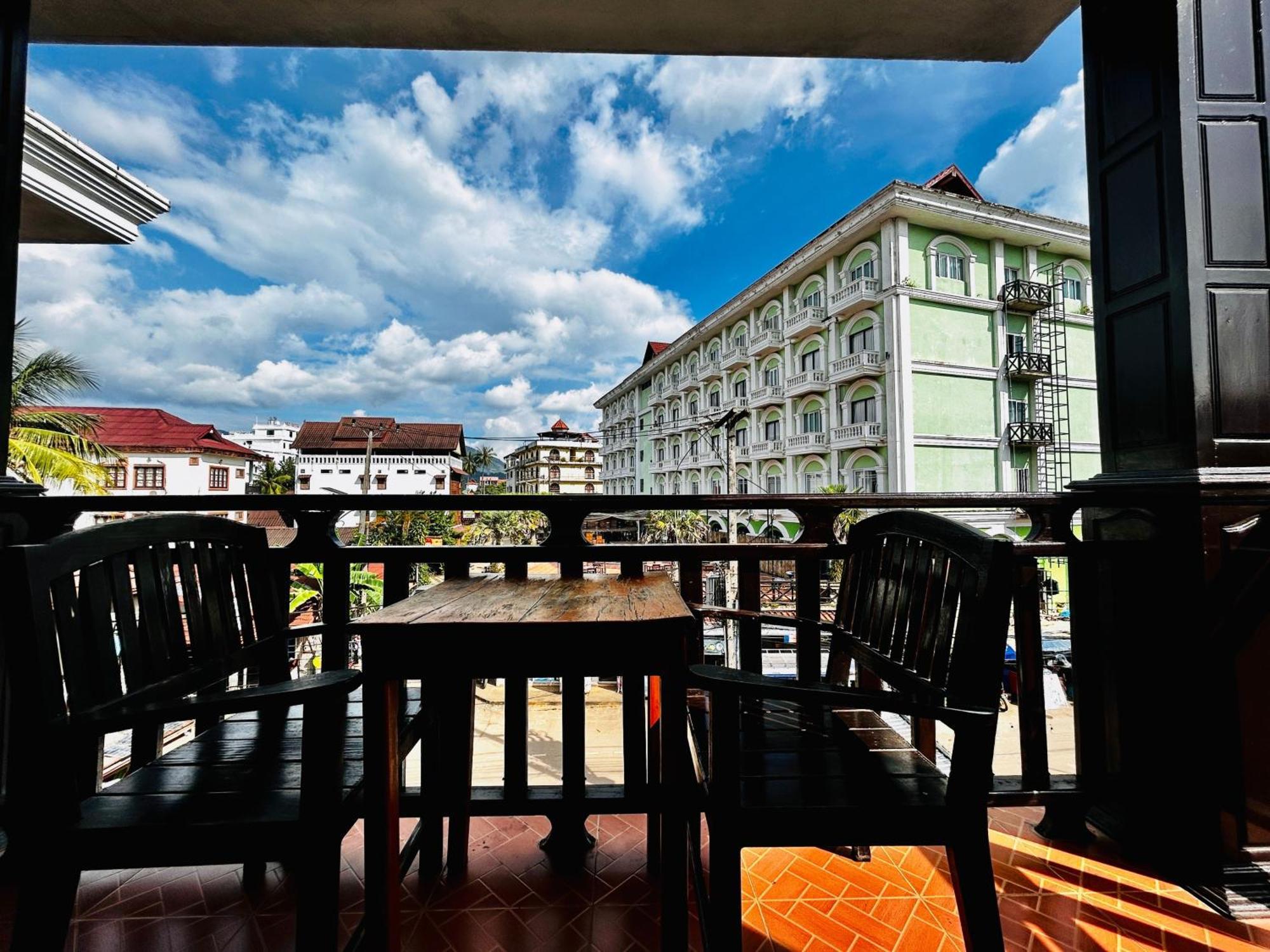 Domon Riverside Hotel Vang Vieng Exterior photo