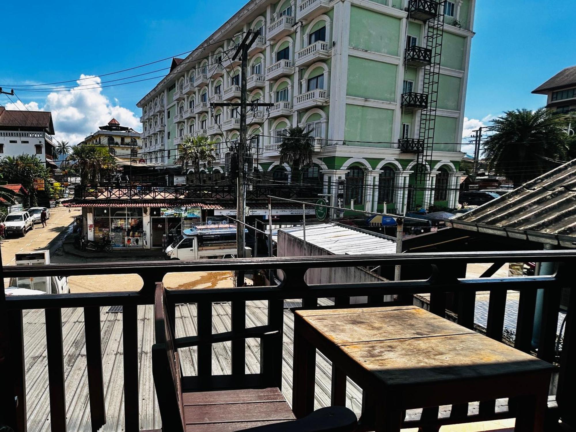 Domon Riverside Hotel Vang Vieng Exterior photo